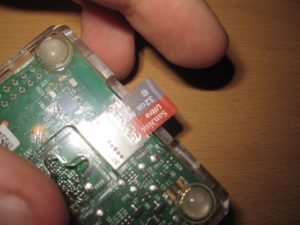 Einsetzen der MicroSD-Karte